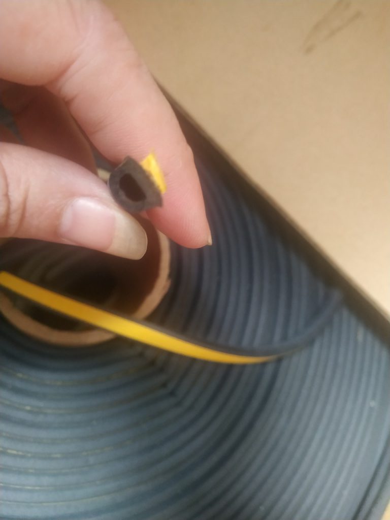 Gioăng xốp chữ D có keo dán cửa - Kích thước D8 đến D20mm